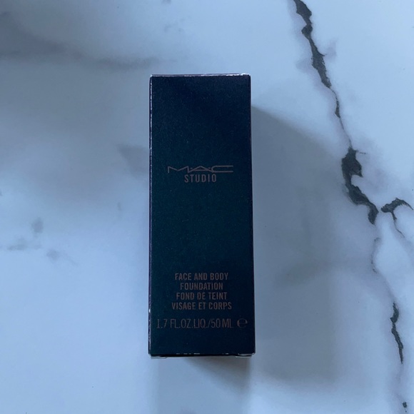 Mac cosmetics studio face and body foundation - Picture 2 of 3